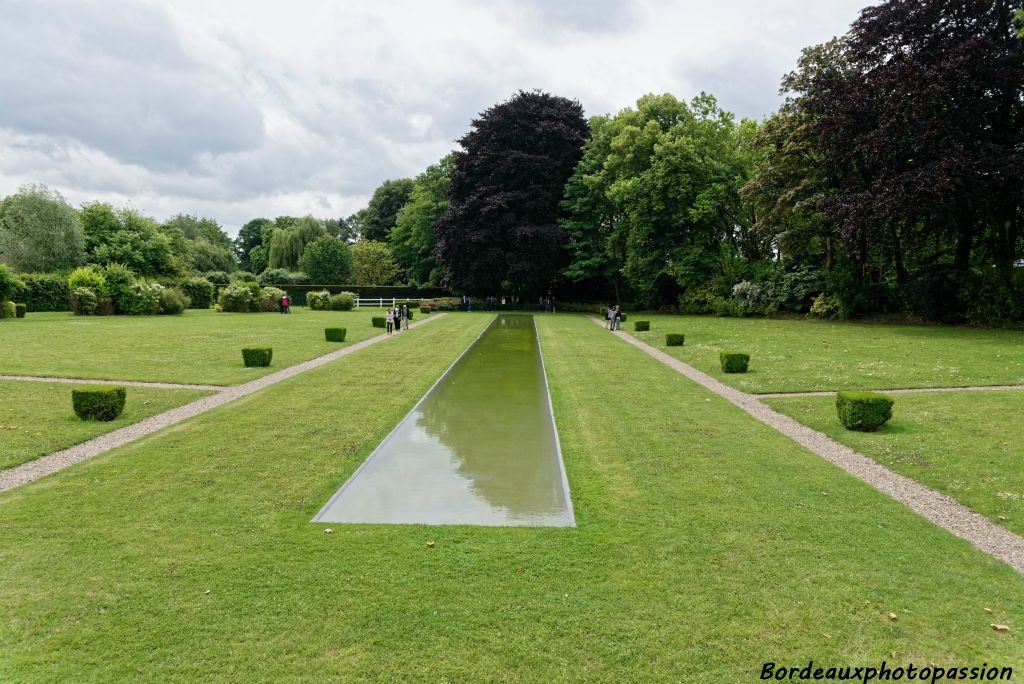 À l'origine, le parc s'étendait sur 5 ha. Loti dans les années 90, il n'en reste plus que la moitié. Le miroir est dans l'axe du grand hall de la villa.